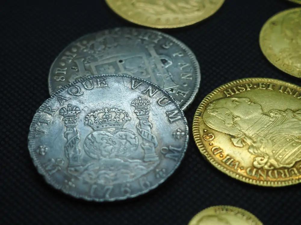 Ve džbánku bylo 102 zlatý a stříbrných mincí.