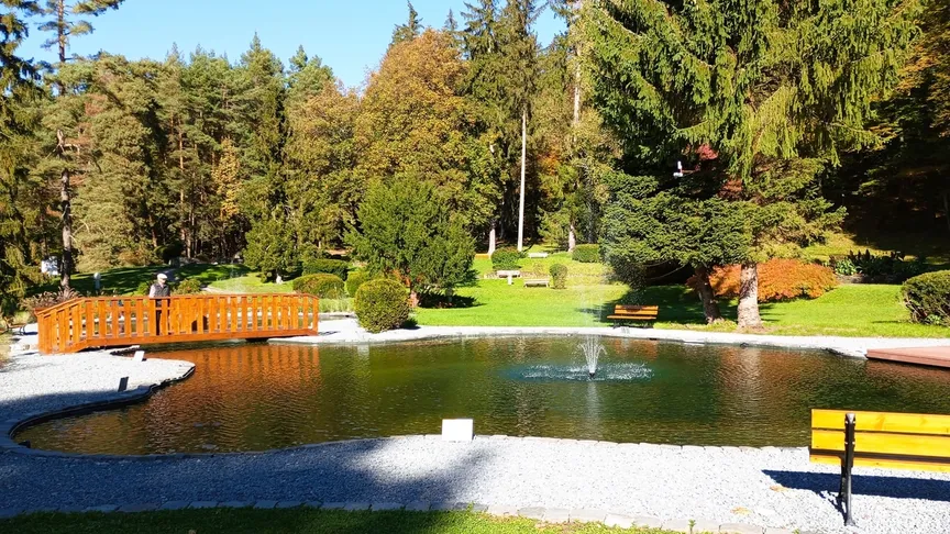 Nabízí krásný park a areál k procházkám.