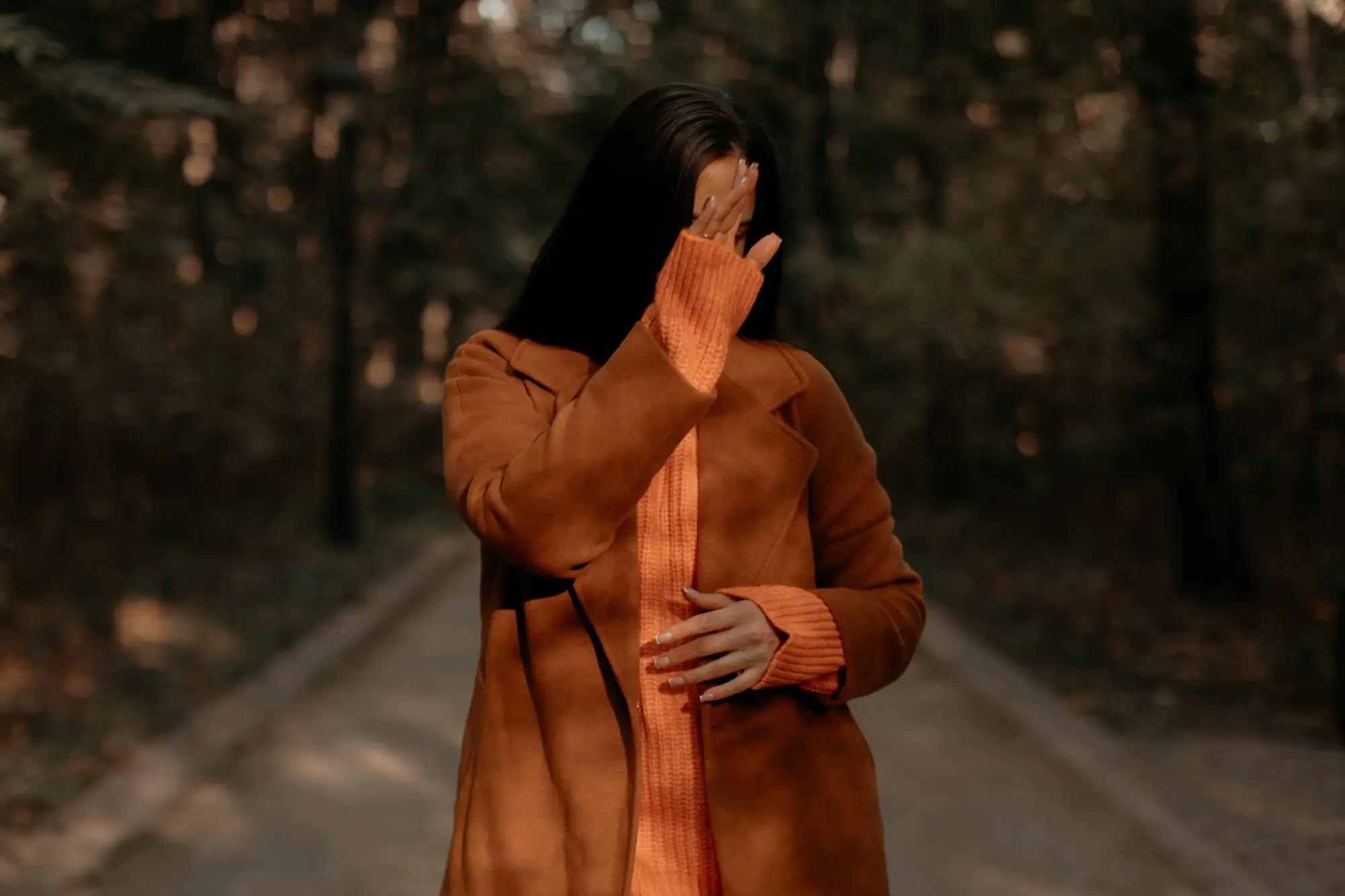 Hnědý kabát žena