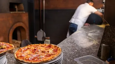 Anglická pizzerie účtuje astronomickou částku za pizzu.
