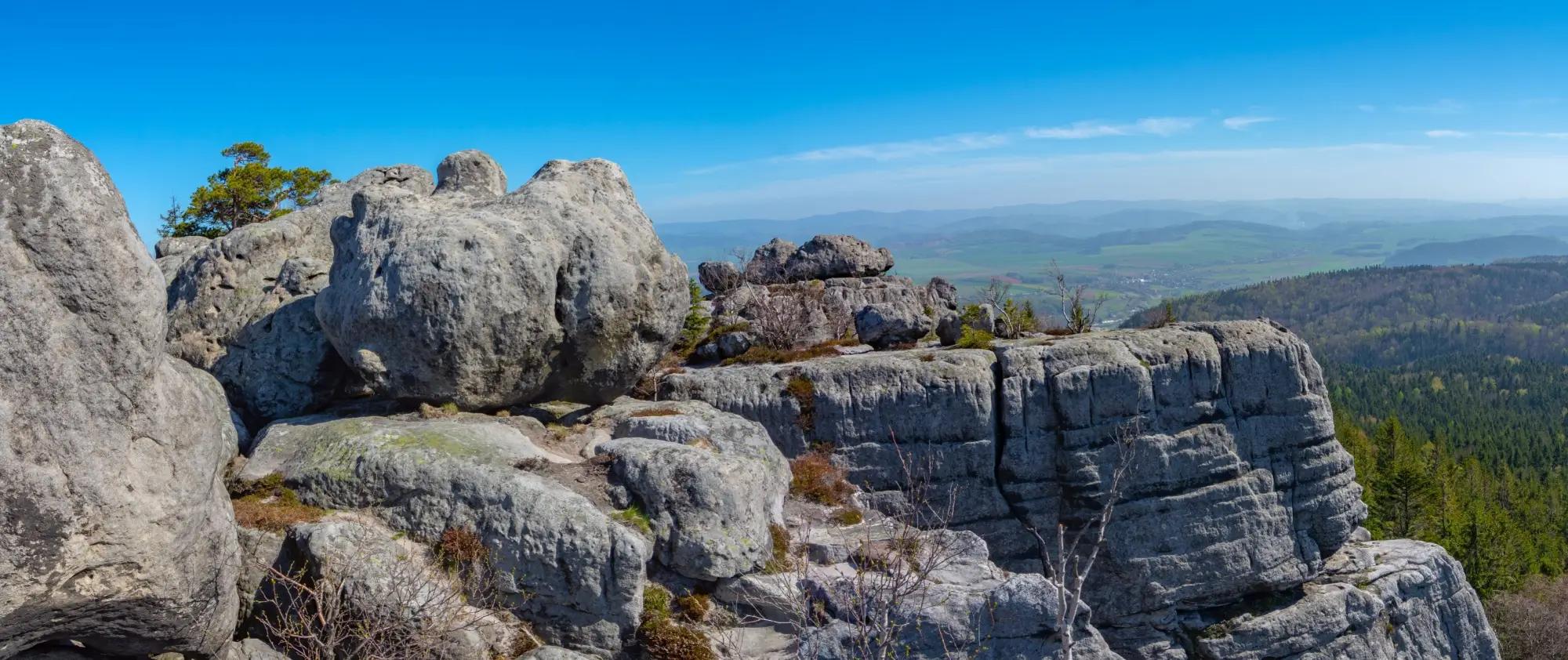 Na obrázku se jdou vidět Stolové hory a jejich okolí.