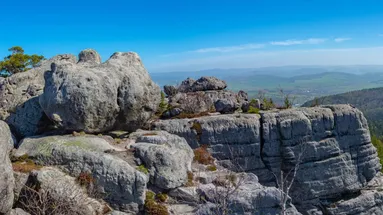Na obrázku se jdou vidět Stolové hory a jejich okolí.