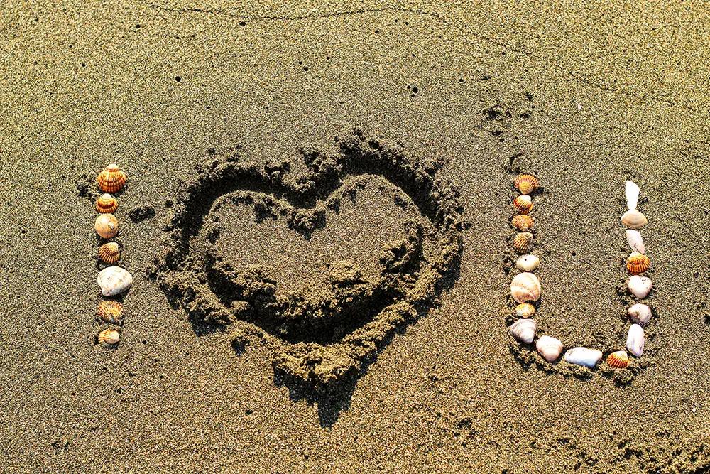 Nápis I love you v písku