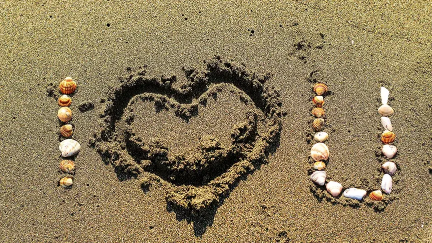 Nápis I love you v písku