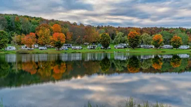 pohled na kemp u vody na podzim