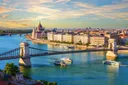 Řetězový most přes řeknu Dunaj a výhled na město Budapešť.