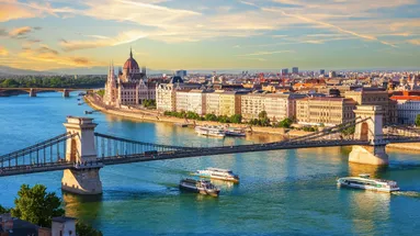Řetězový most přes řeknu Dunaj a výhled na město Budapešť.