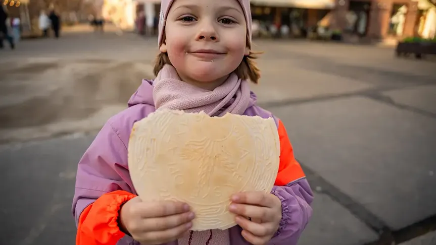 holčička jílázeňskou oplatku