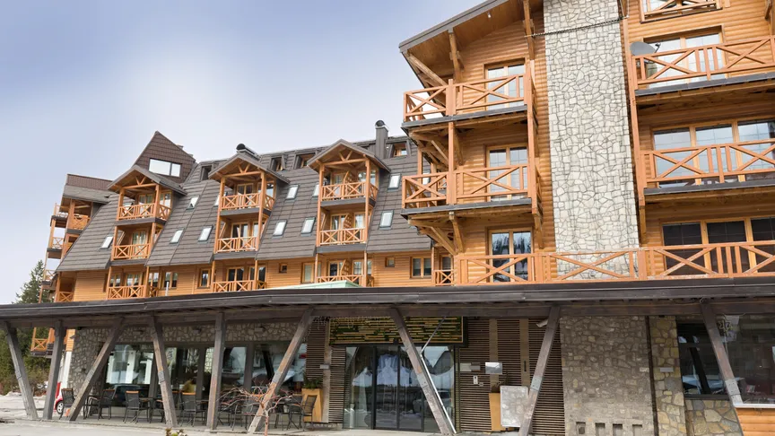 Pohled na horský hotel.