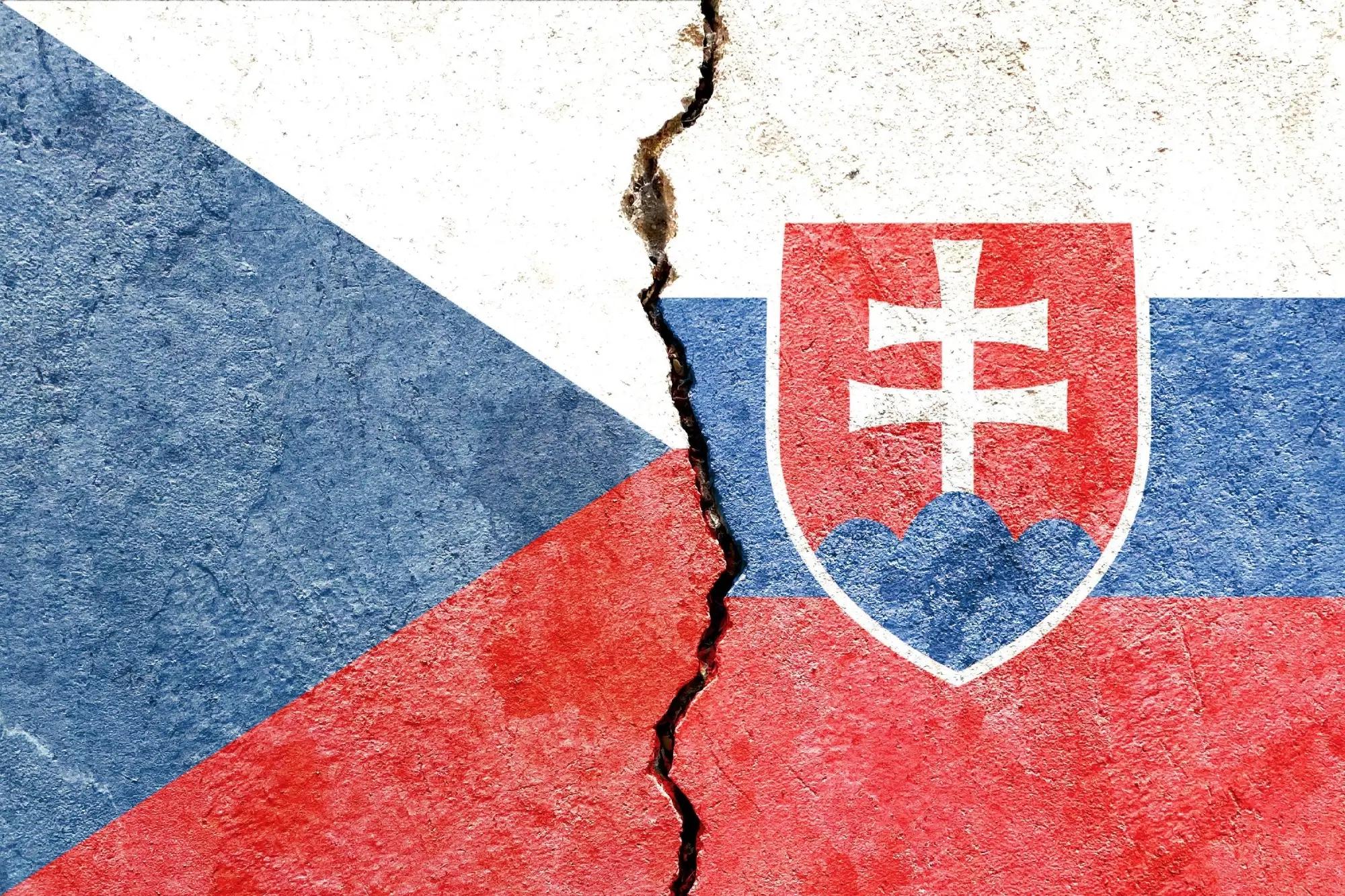 Česká a slovenská vlajka rozdělené trhlinou