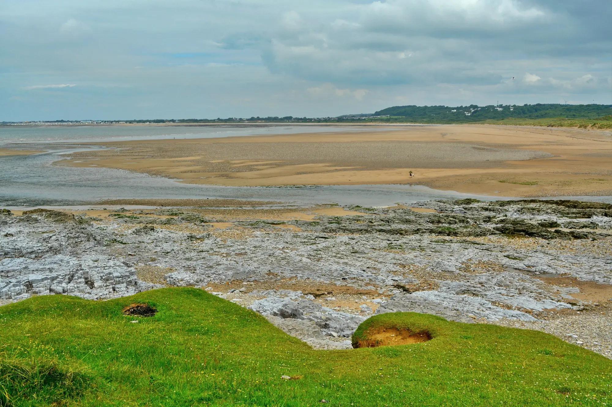 Pláž Ogmore-by-Sea ve Walesu