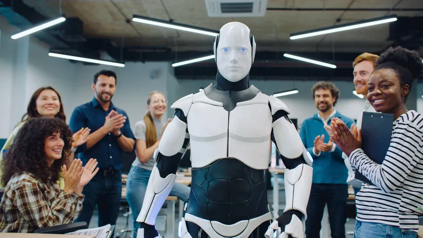 Tleskající lidé obdivují robota.
