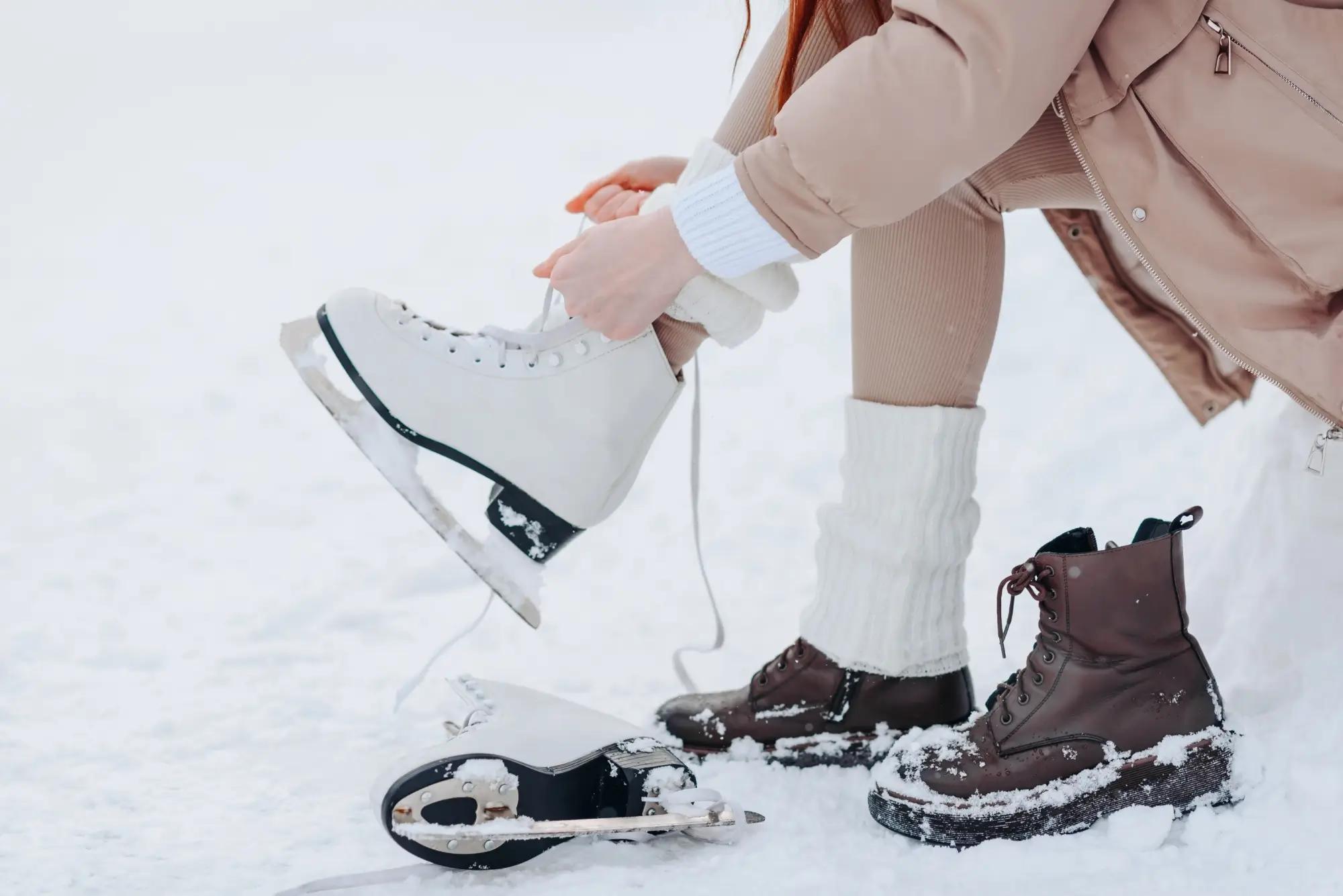 Žena si zavazuje zimní brusle