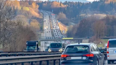 Dopravní značky v zahraničí mohou být nebezpečné.