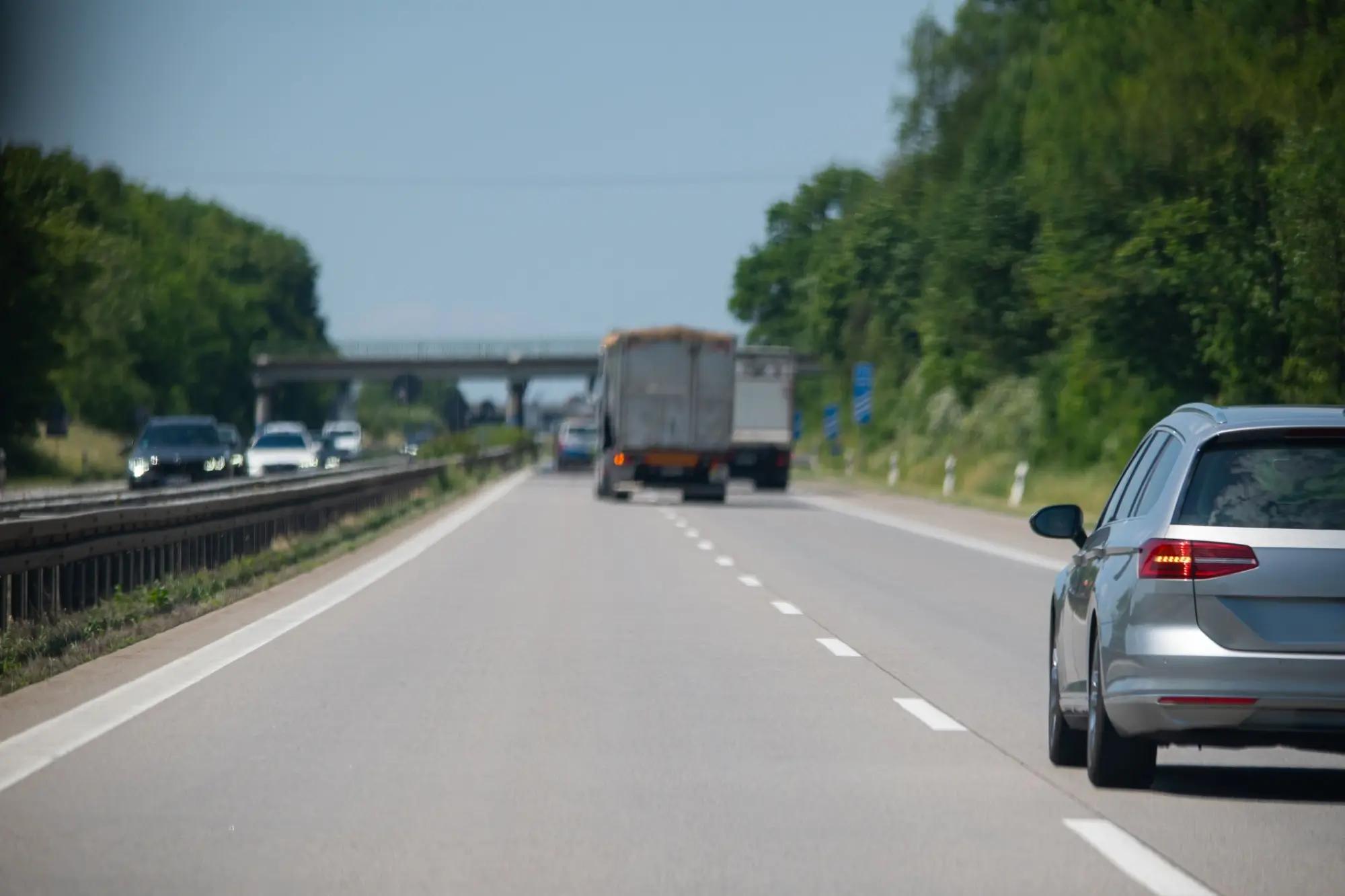 Dnes a denně se setkáváme s bezohledným chováním na dálnicích. Zdroj: shutterstock.com