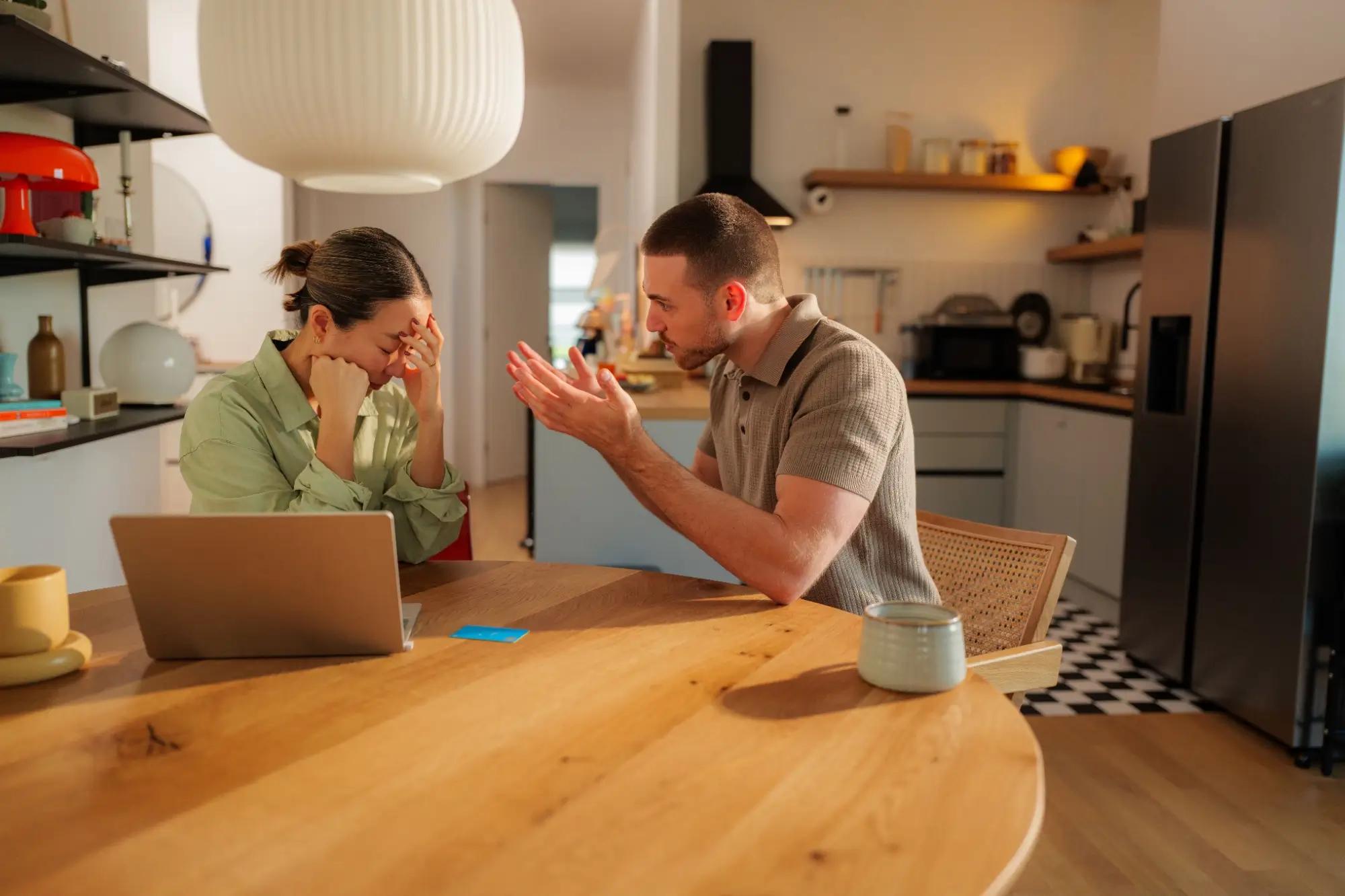 Pár sedí u stolu a hádá se