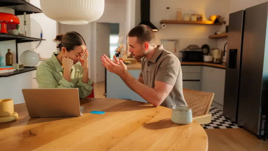 Pár sedí u stolu a hádá se