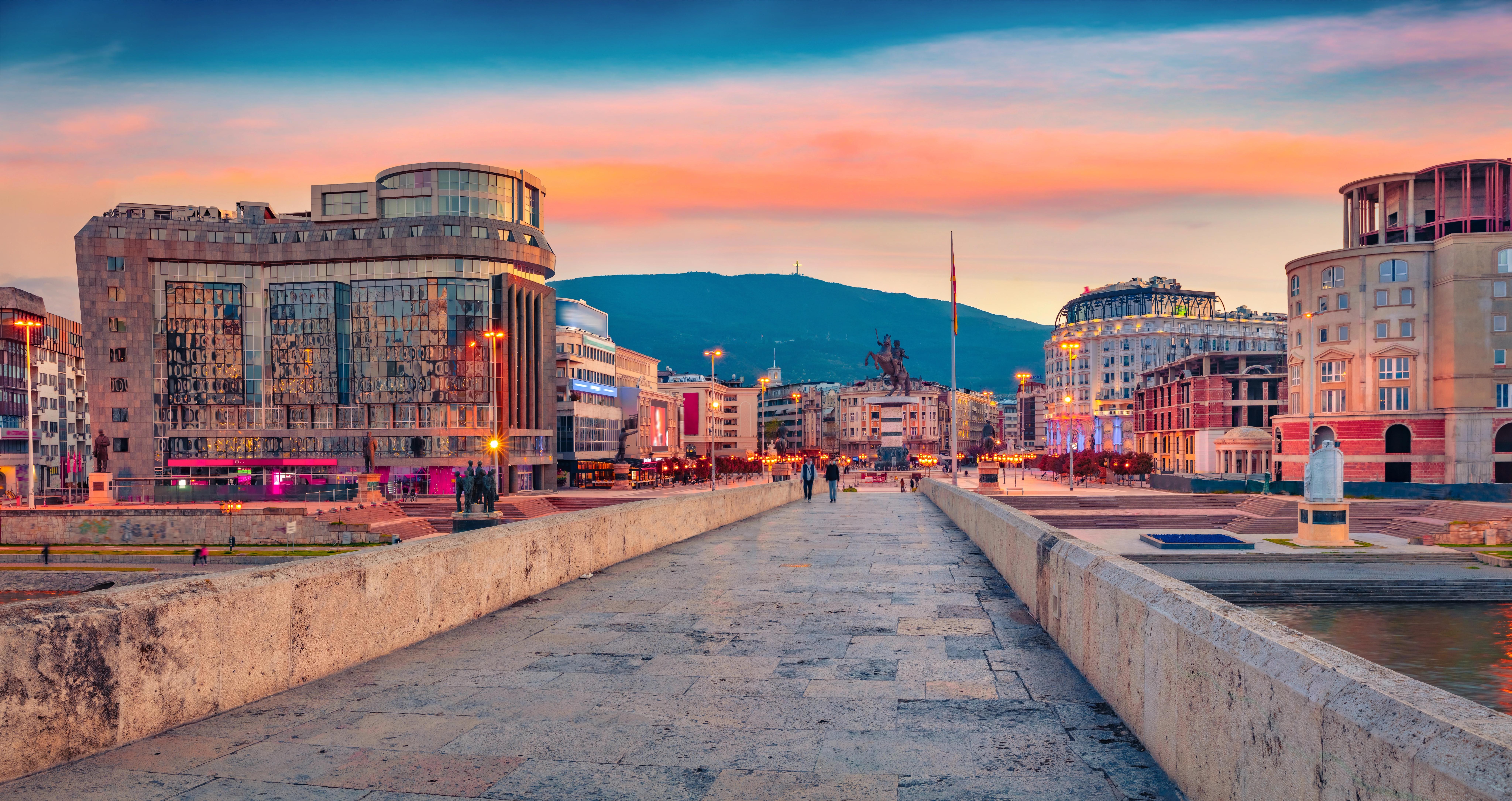 Pohled na jednu z uliček a domy ve městě Skopje.