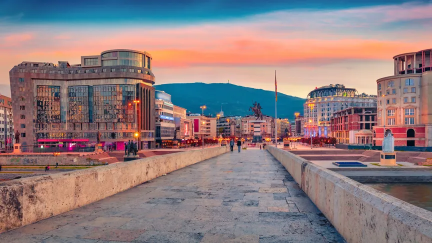 Pohled na jednu z uliček a domy ve městě Skopje.