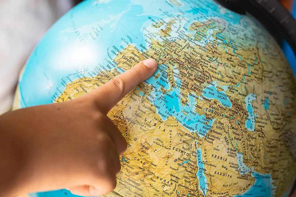 dítě ukazuje na mapu Evropy