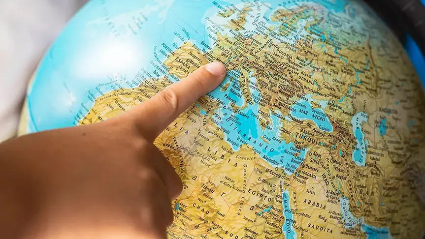 dítě ukazuje na mapu Evropy