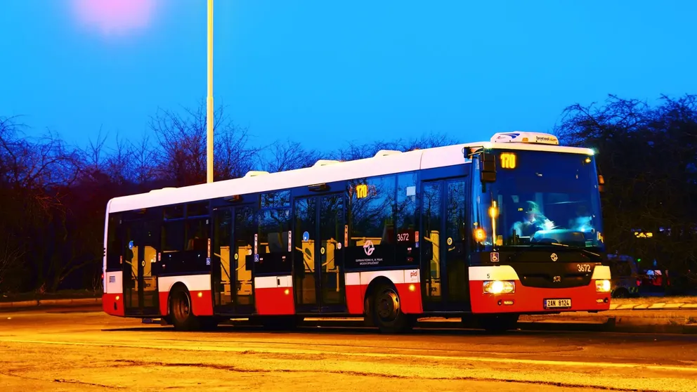 autobus v noci