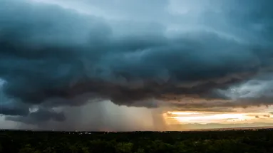 Ve vybraných okresech tak byla vydána výstraha na silné bouřky, která se vztahuje na odpolední a večerní hodiny.