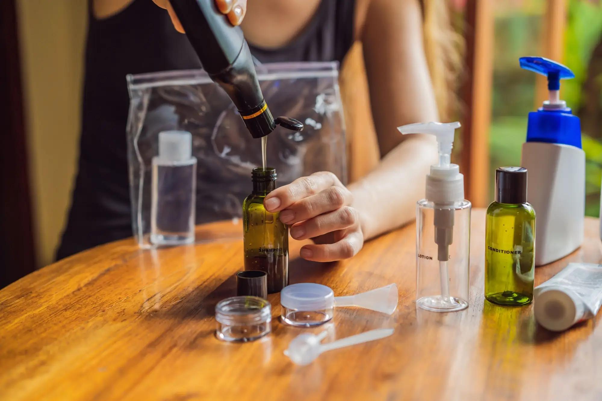 Přelévání kosmetiky do menších cestovních lahviček 