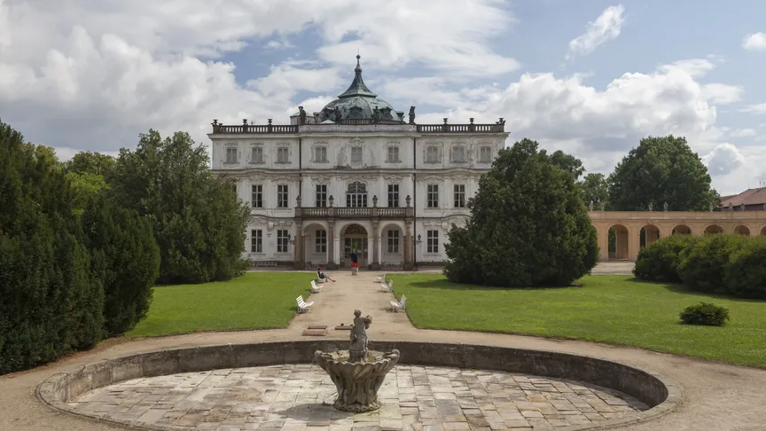Zámek Ploskovice láká turisty z celého světa.