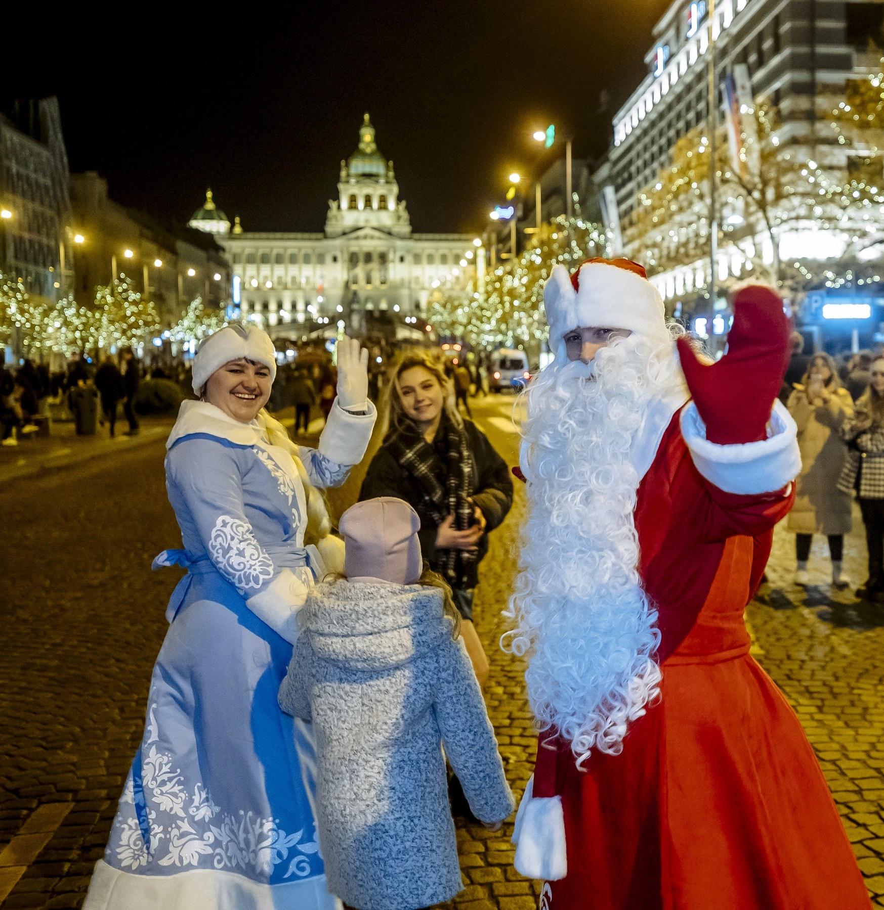 Děda mráz s dalšími tradičními ruskými postavami na Václavském náměstí.