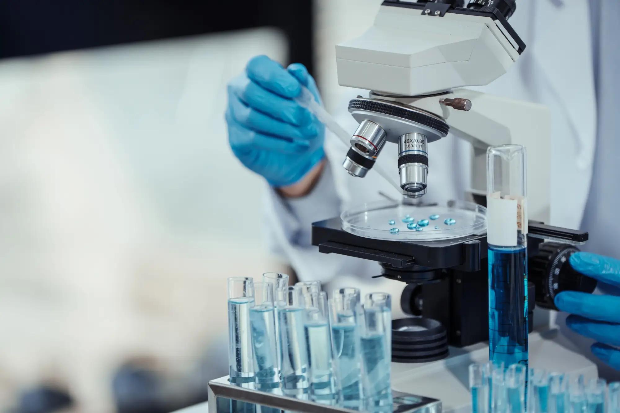 Vědecký výzkum pod mikroskopem 