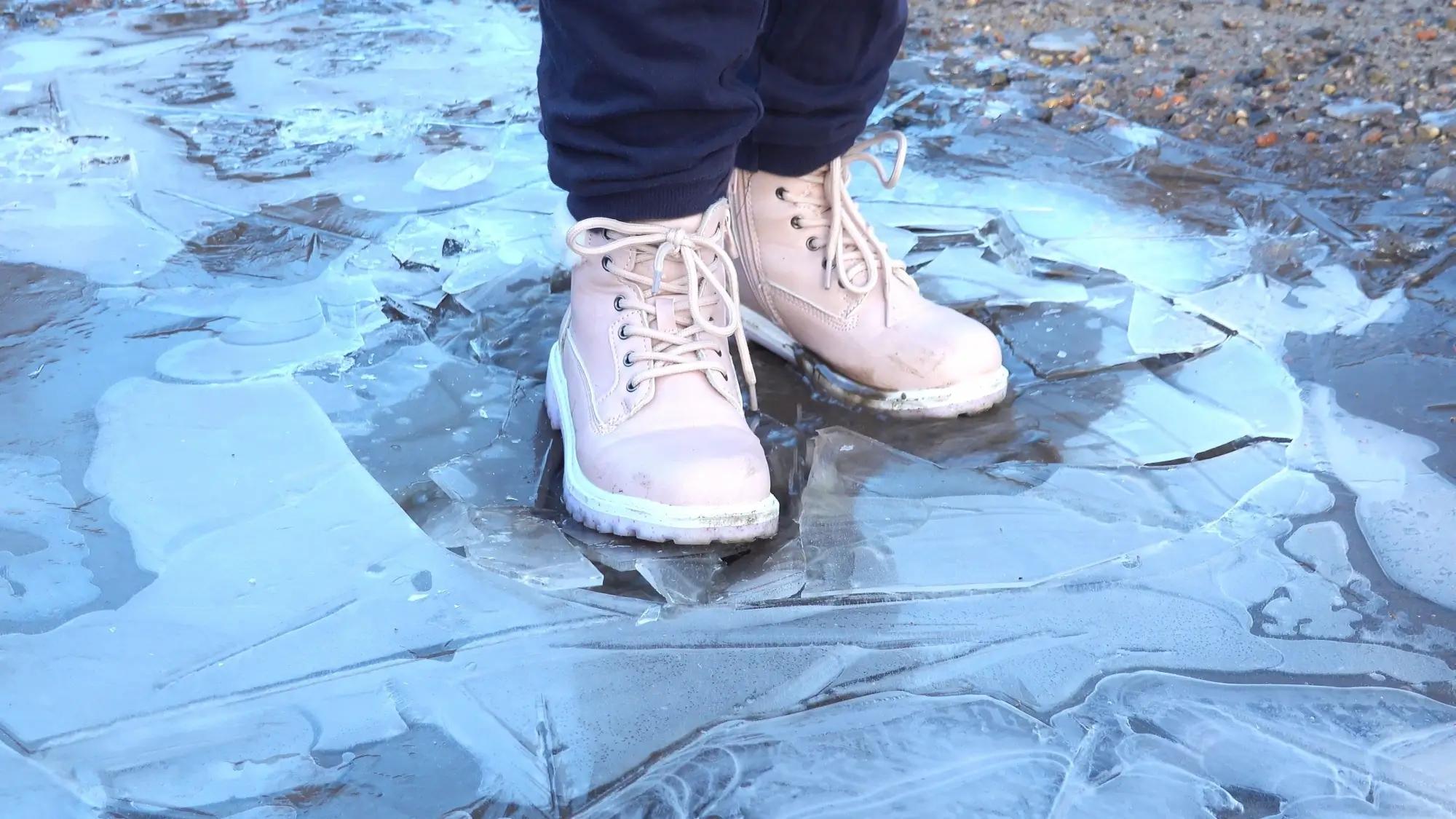 Výběr dětské obuvi je důležitý zejména v zimě. Zdroj: shutterstock.com