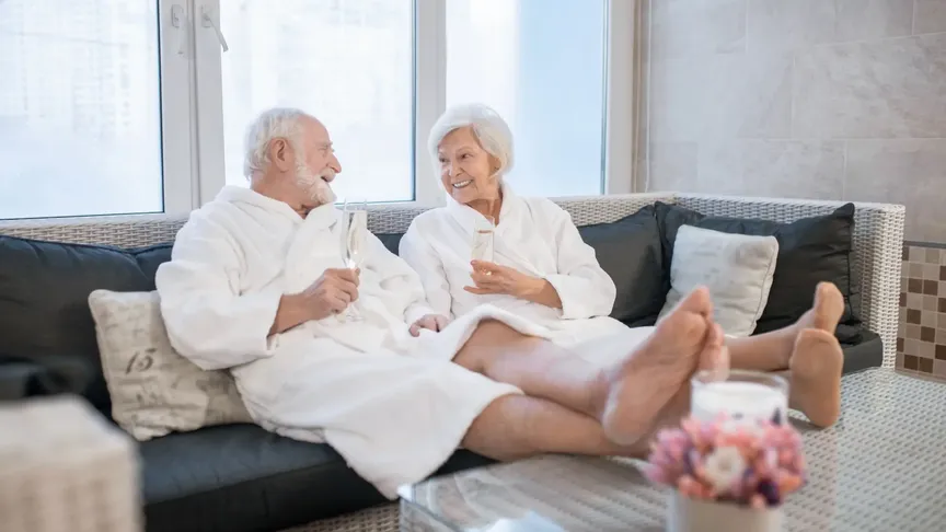 dva senioři relaxují v lázeňských županech
