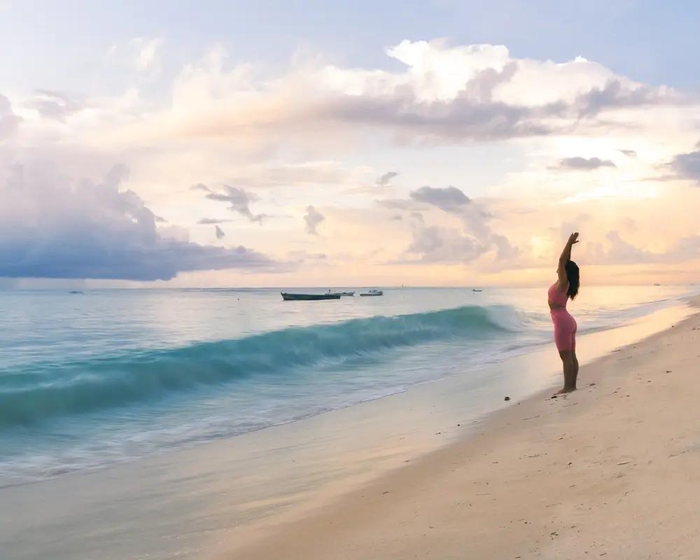 Žena na pláži v Keni