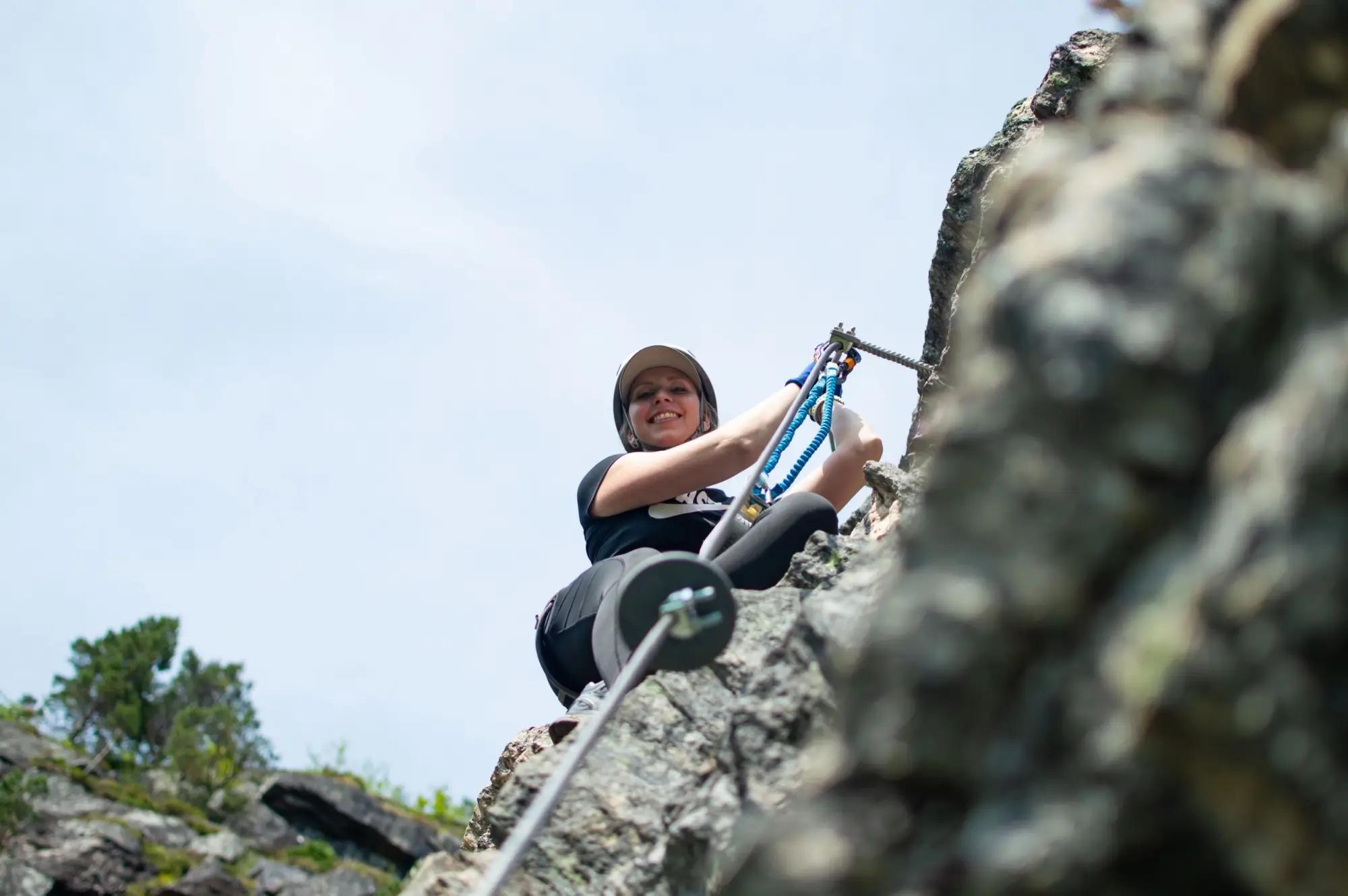 Žena která leze po skále