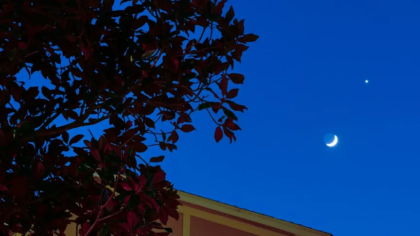 Noční obloha se zářícím měsícem a Venuší