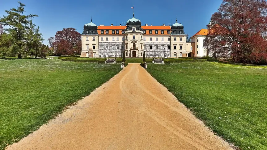 Zámek lány v plné kráse, pohled na hlavní vstup