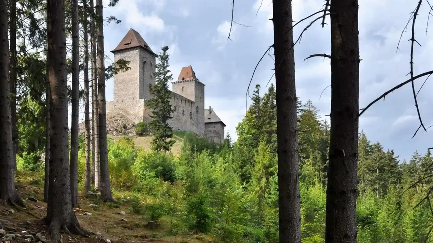 Pohled z lesa na hrad Kašperk, strážce Šumavy