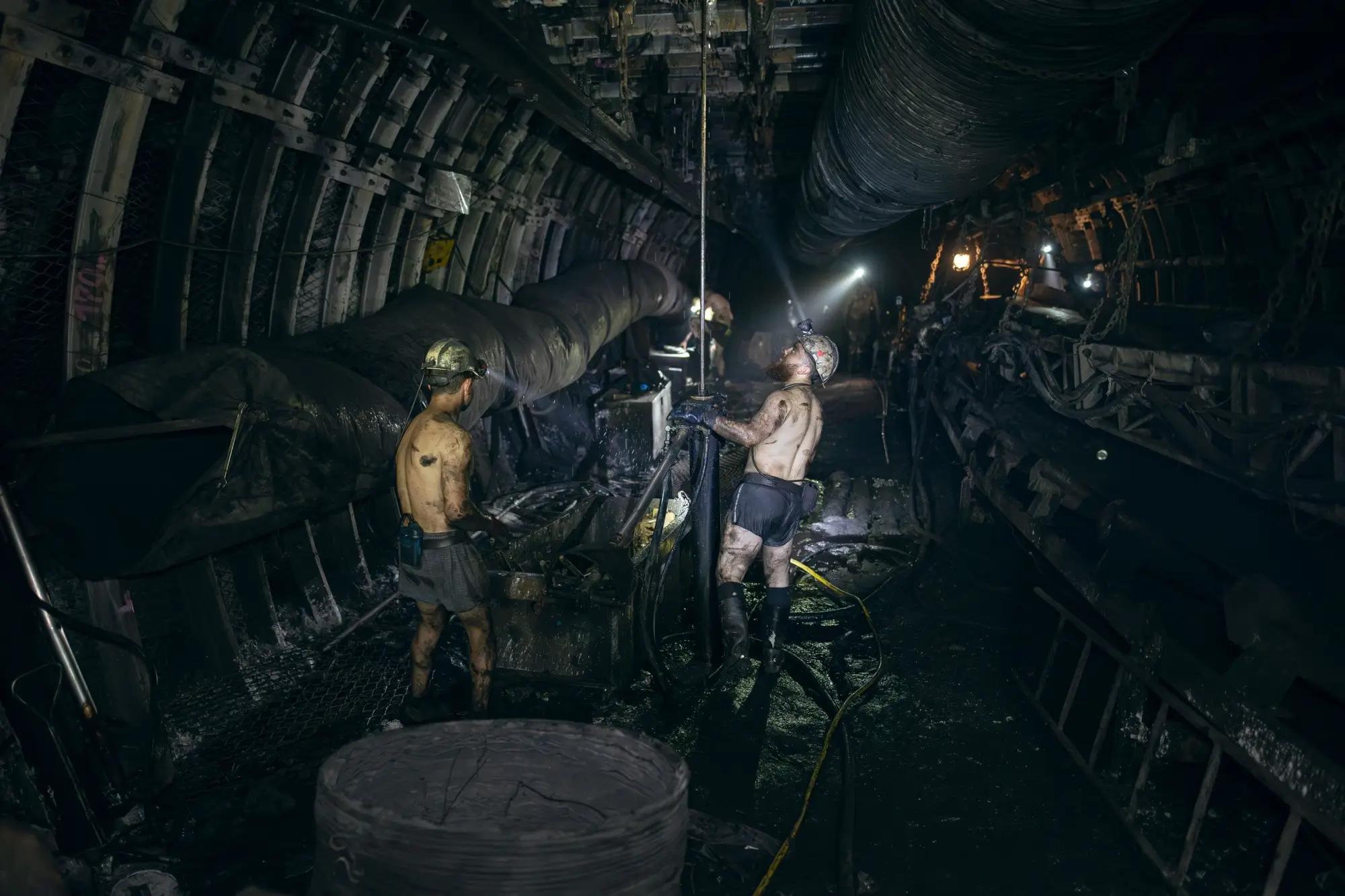 Horníci v uhelném dolu