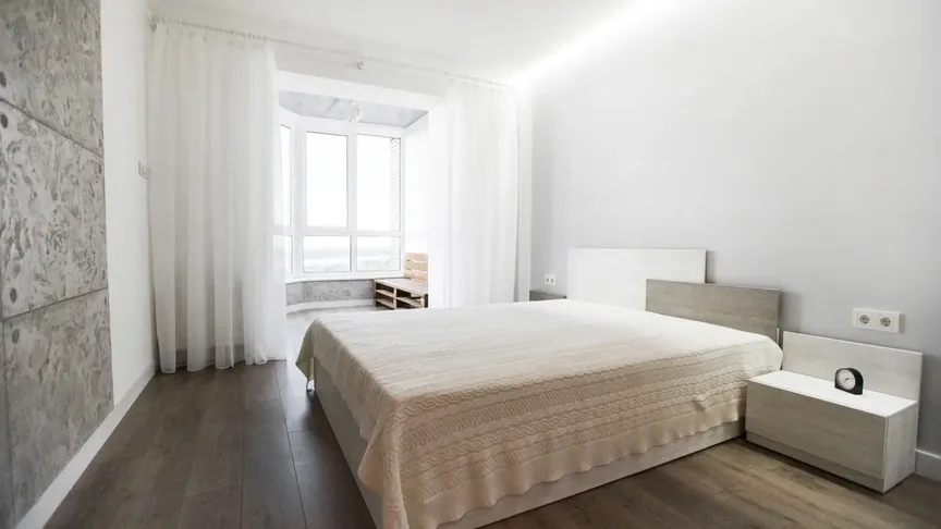 Jednoduchá ložnice zařízená podle feng-shui