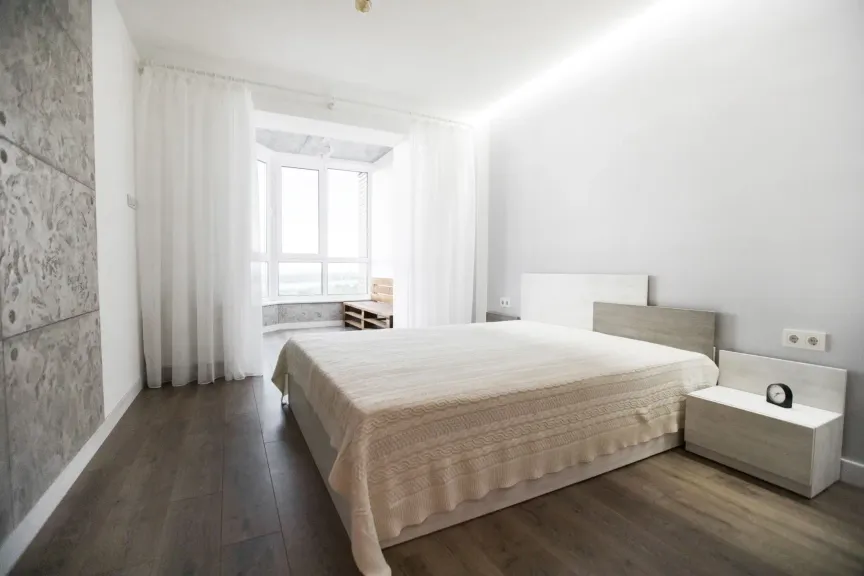 Jednoduchá ložnice zařízená podle feng-shui