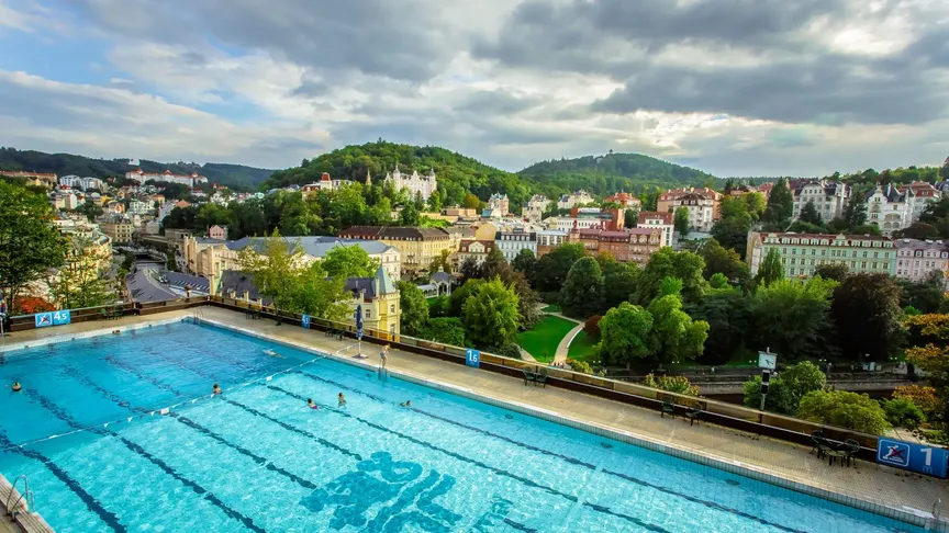Panoramatický výhled na bazén a Karlovy Vary.