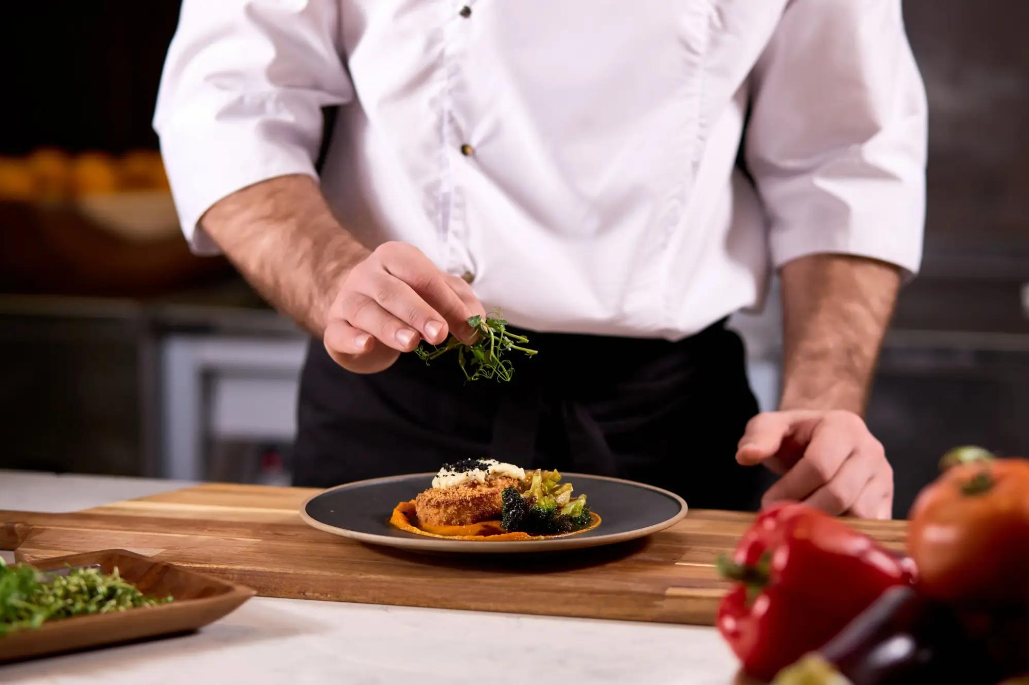 Kuchař připravuje jídlo v restauraci