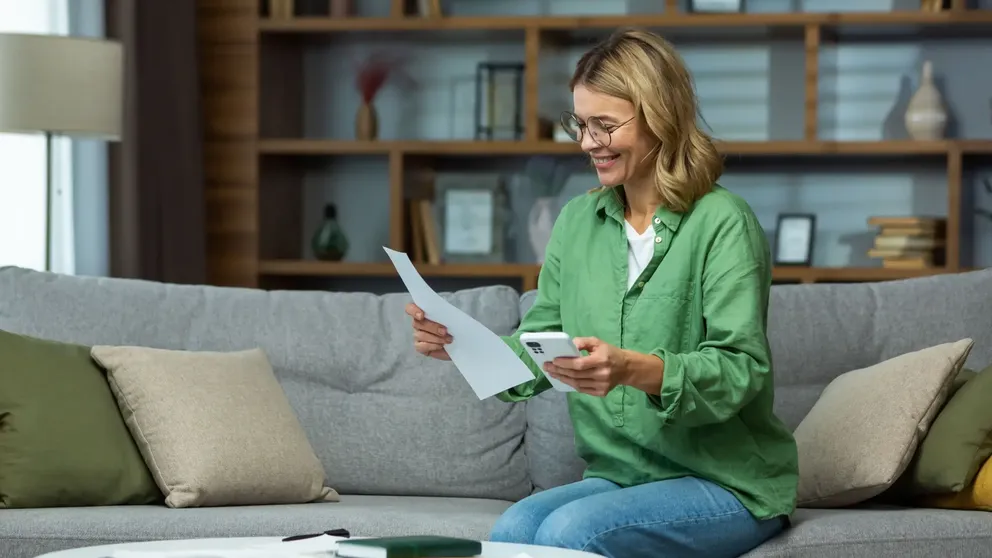 Žena se raduje ze zisku peněz