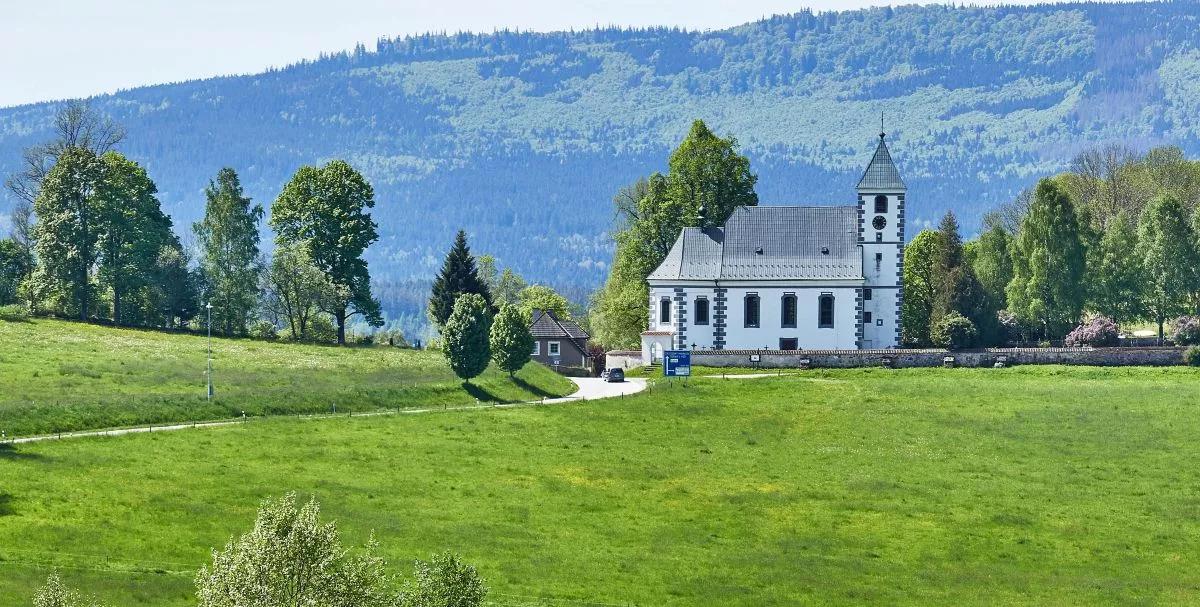 Kostel v české jarní krajině