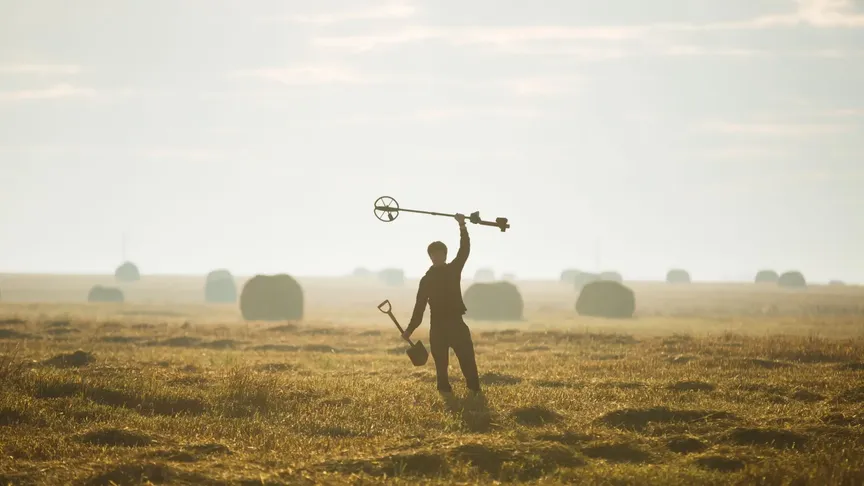 muž s detektorem kovů