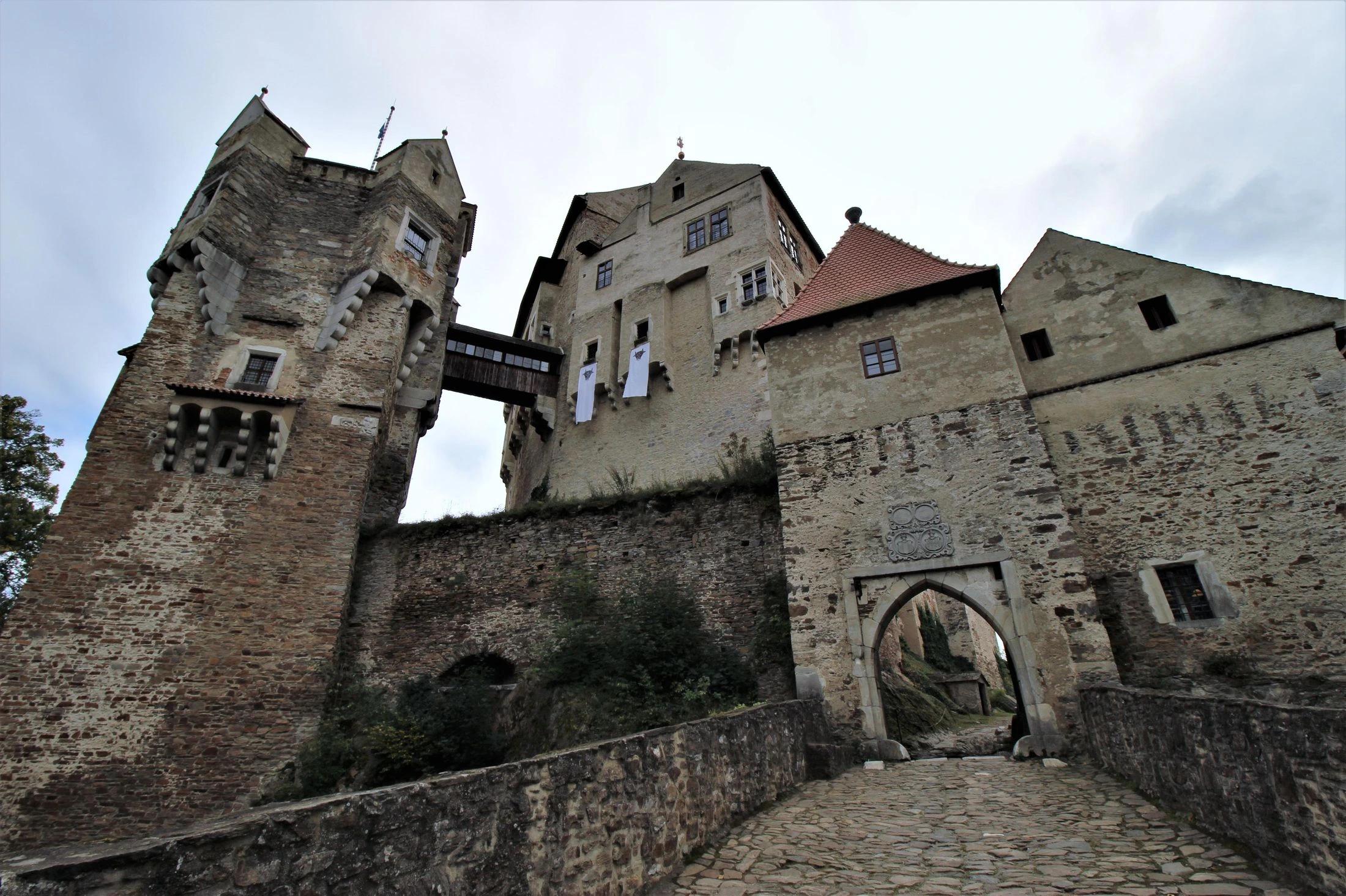 Pohled před bránou na hrad Pernštejn.