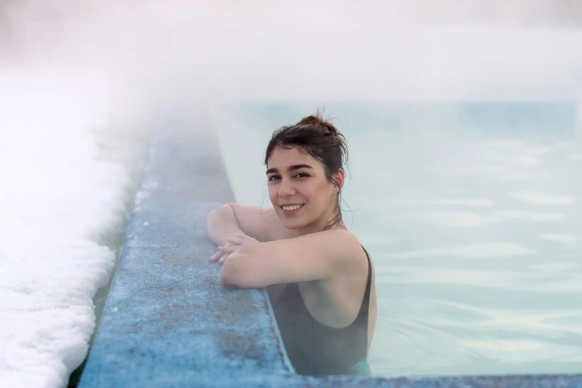 žena v termálním bazénu v zimě