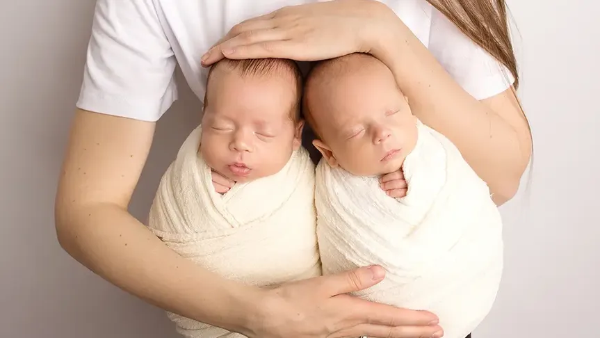 maminka drží v ruce dvě miminka