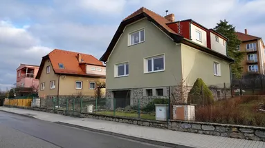 obytné domy u silnice